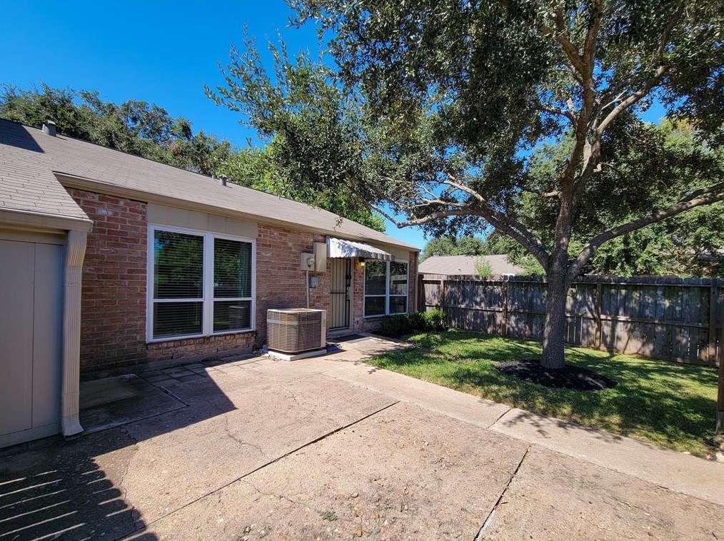 11813 Southlake Dr, Houston TX  77077-6762 exterior