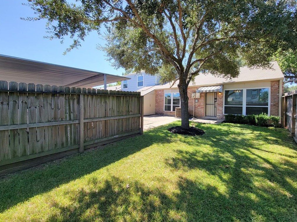 11813 Southlake Dr, Houston TX  77077-6762 exterior