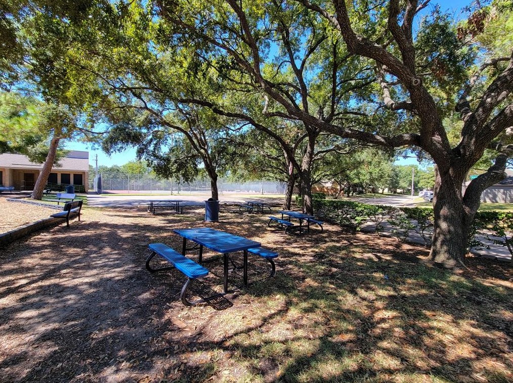 11813 Southlake Dr, Houston TX  77077-6762 exterior