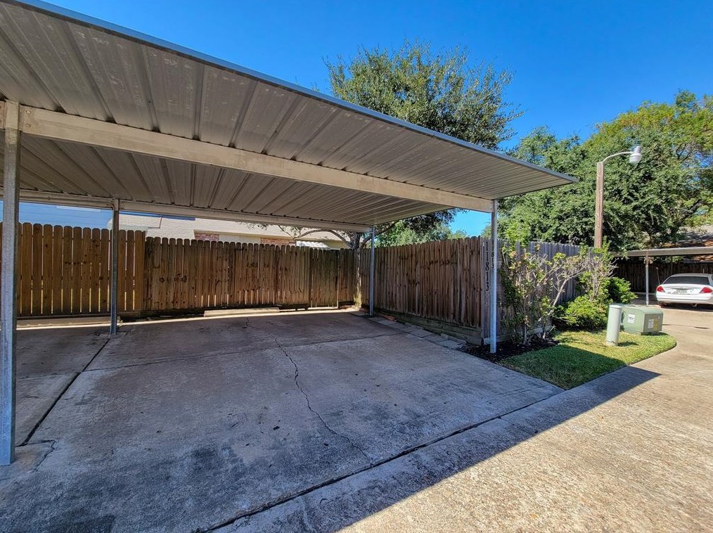 11813 Southlake Dr, Houston TX  77077-6762 exterior