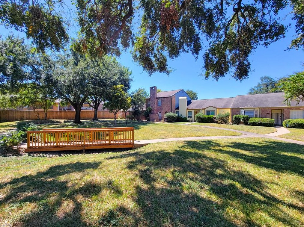 11813 Southlake Dr, Houston TX  77077-6509 exterior