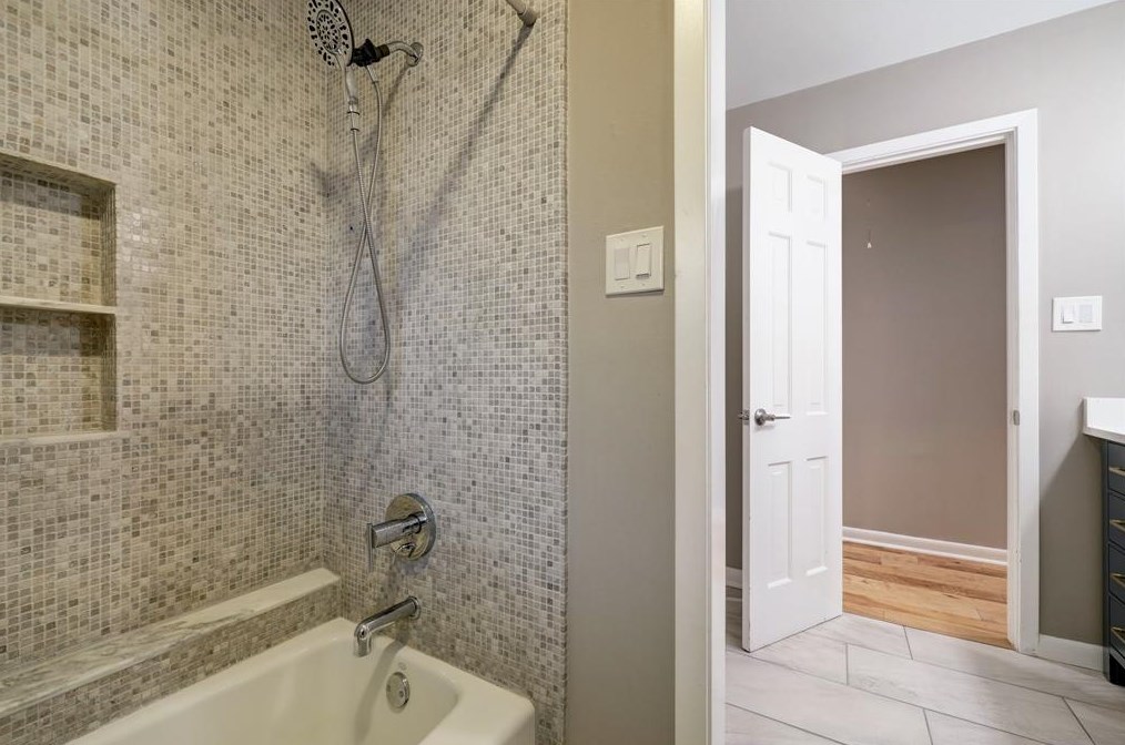 978 Chamboard Ln, Houston TX  77018-3200 exterior
