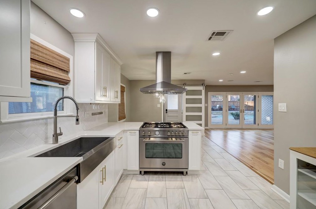 978 Chamboard Ln, Houston TX  77018-3200 exterior
