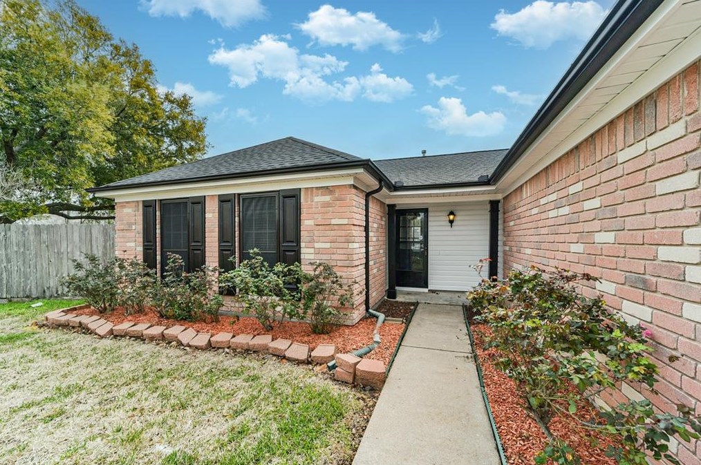 1613 Brook Meadow Dr, Morgans Point TX  77571-8604 exterior