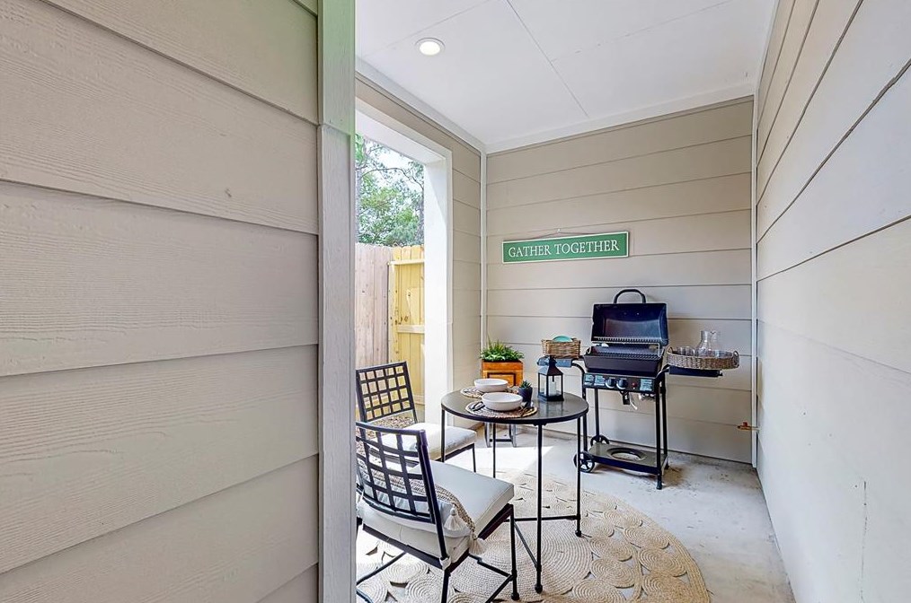 3072 Jensen Dr, Houston TX  77026-5513 exterior