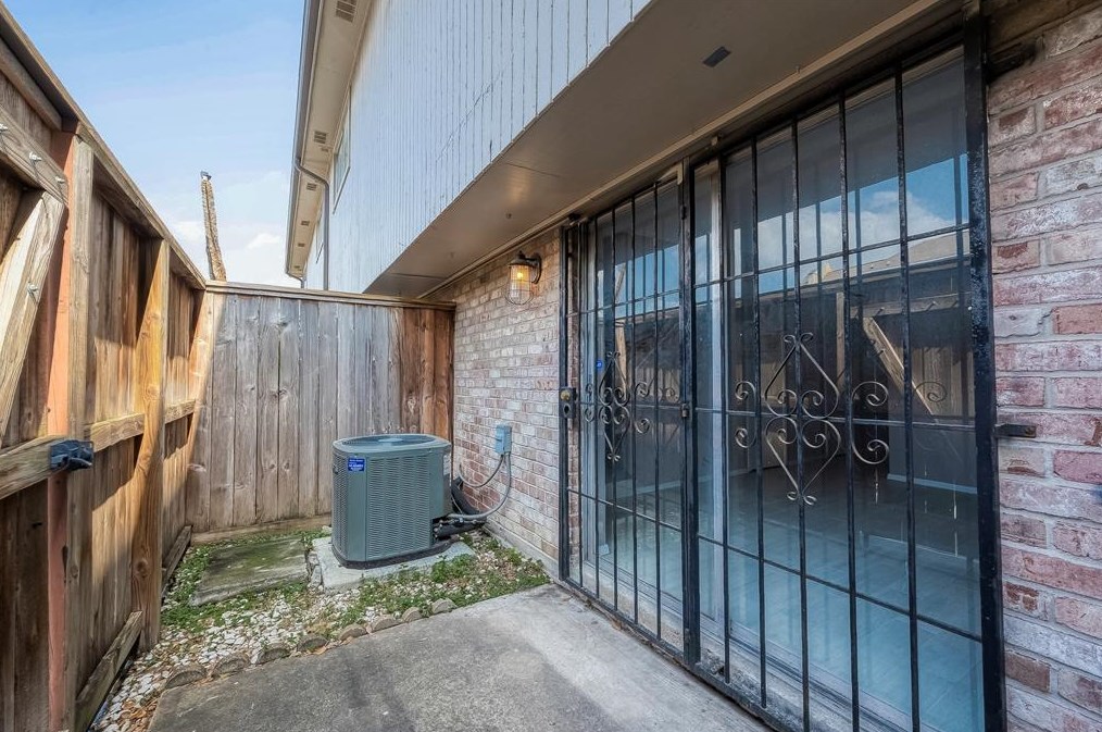 1715 Moritz Dr, Houston TX  77055-3211 exterior