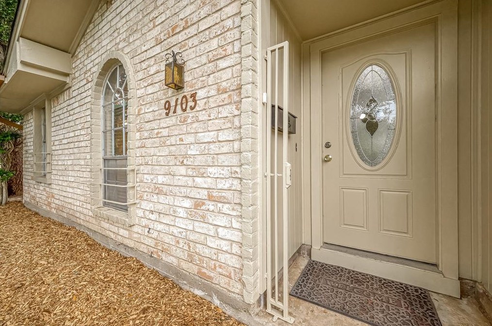 9103 Twin Hills Dr, Houston TX  77031-1117 exterior