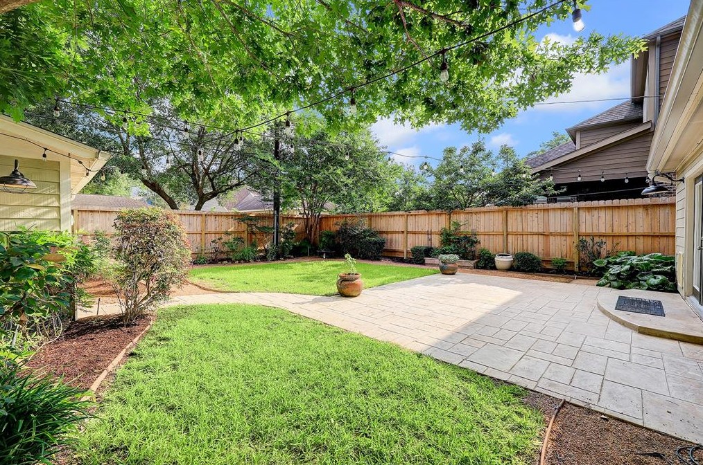 1811 Hewitt Dr, Houston TX  77092-5120 exterior