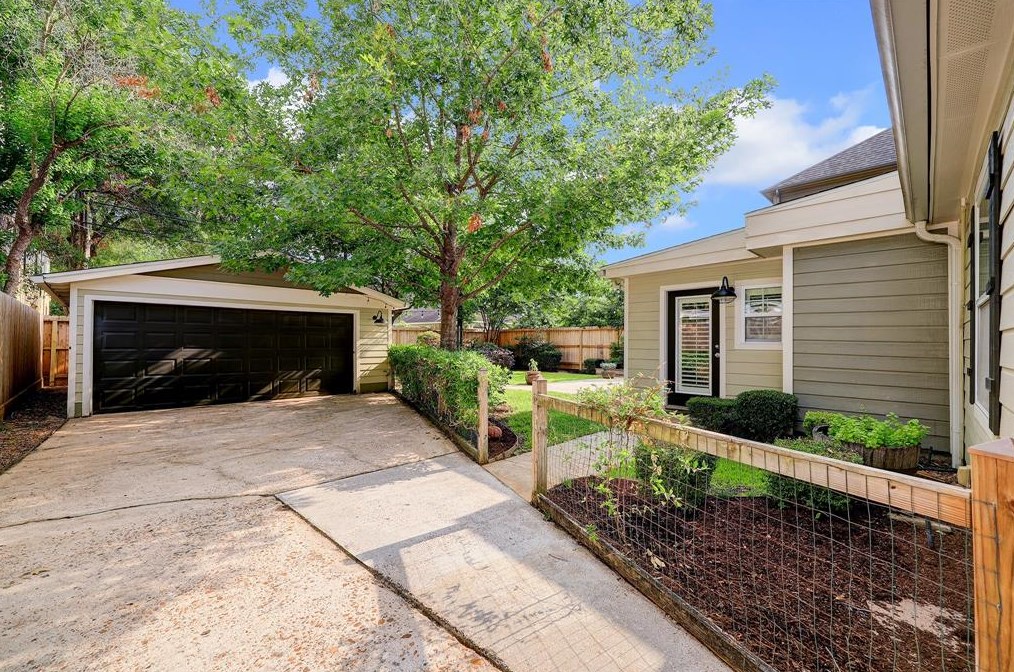 1811 Hewitt Dr, Houston TX  77092-5120 exterior