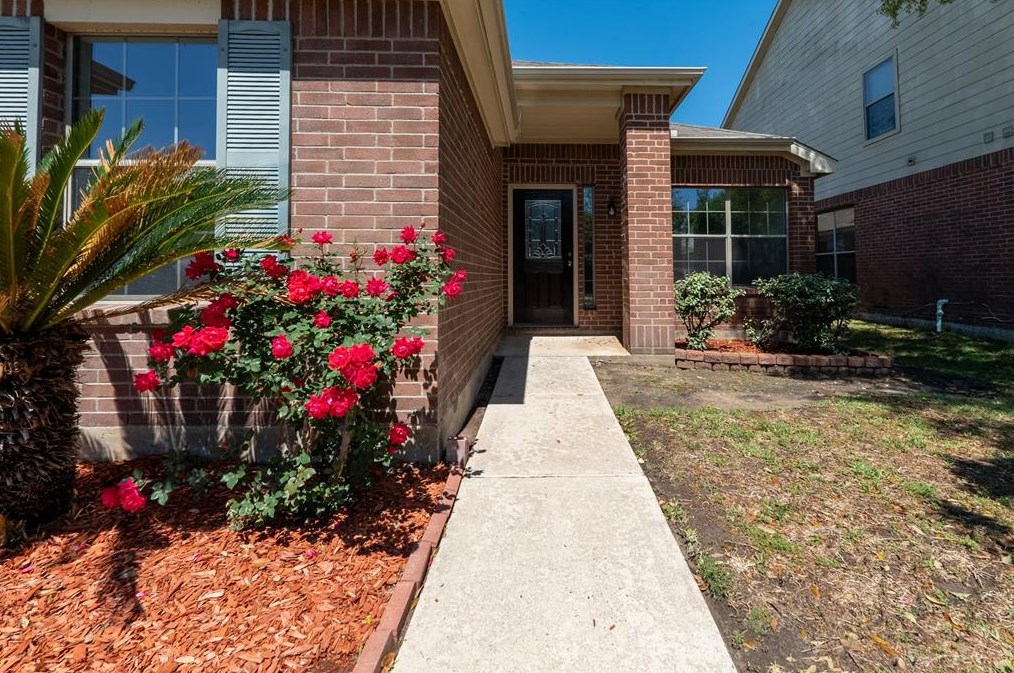 1318 Hawks Nest Dr, Houston TX  77067-3965 exterior