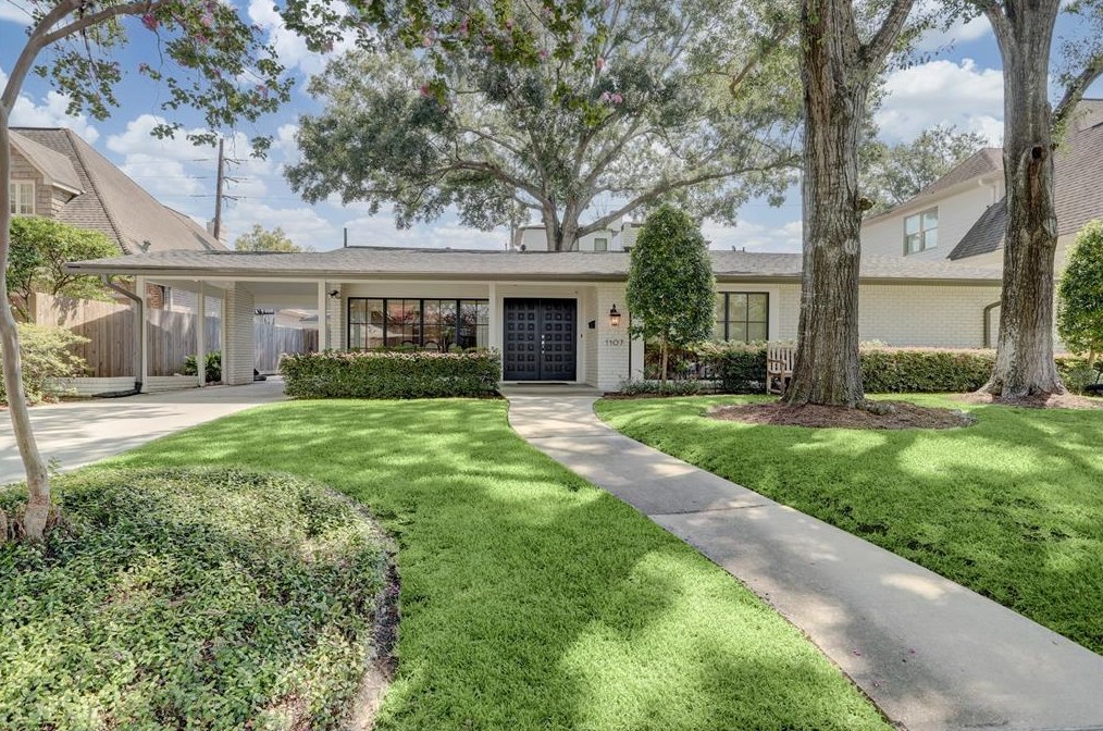 1107 Briarmead Dr, Houston TX  77057-1148 exterior