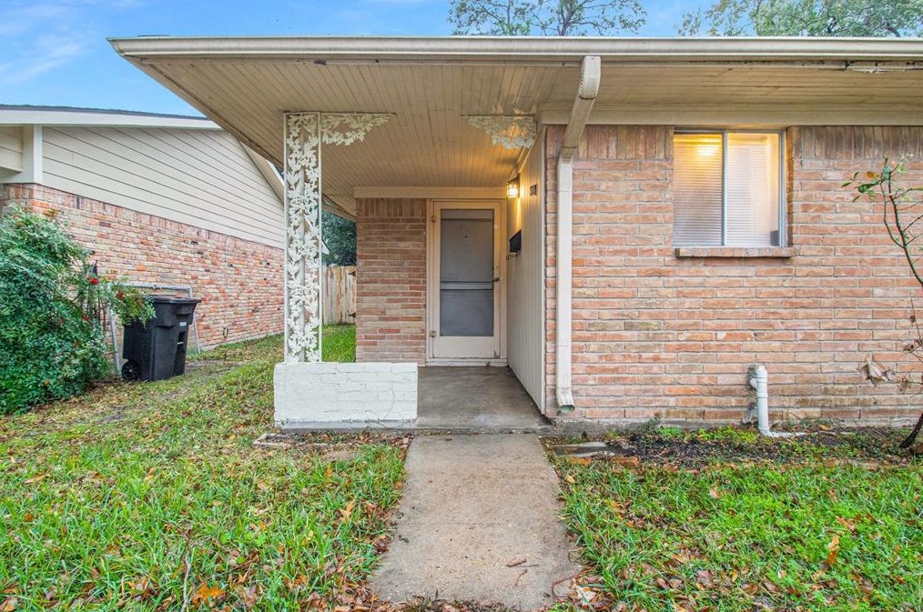 5539 Darnell St, Houston TX  77096-1101 exterior