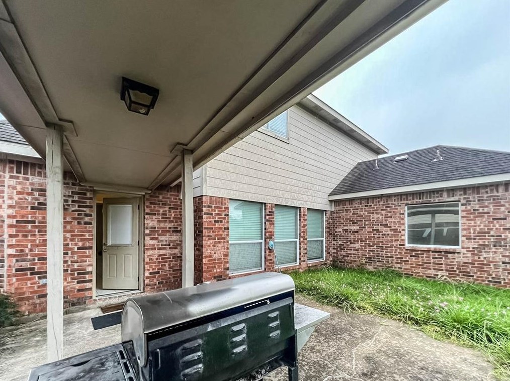 5018 Hearth Holw Ln, Sugar Land TX 77479-3857 exterior