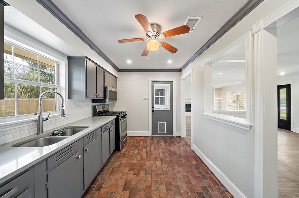 2103 Althea Dr, Houston TX  77018-5058 exterior