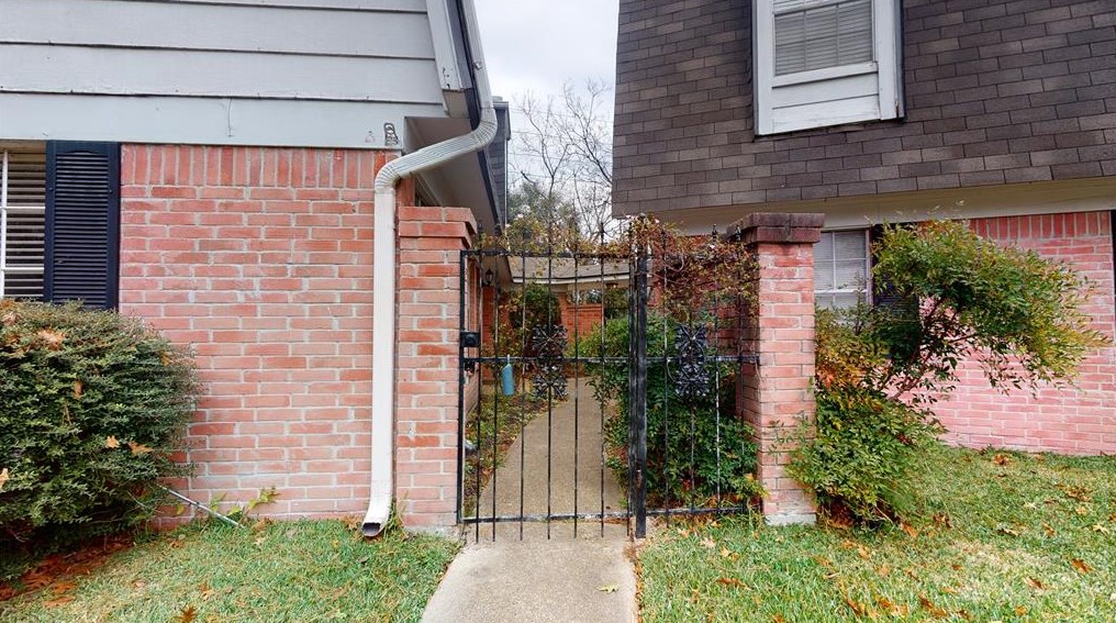 19 Donys Ct, Houston TX  77040-1503 exterior