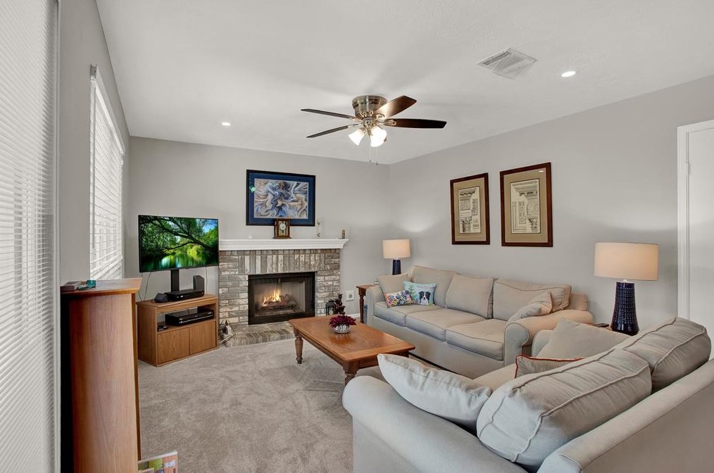 815 Lochnell Dr, Houston TX  77062-2610 exterior