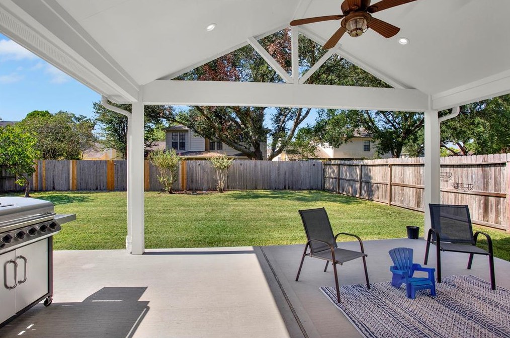 815 Lochnell Dr, Houston TX  77062-2610 exterior