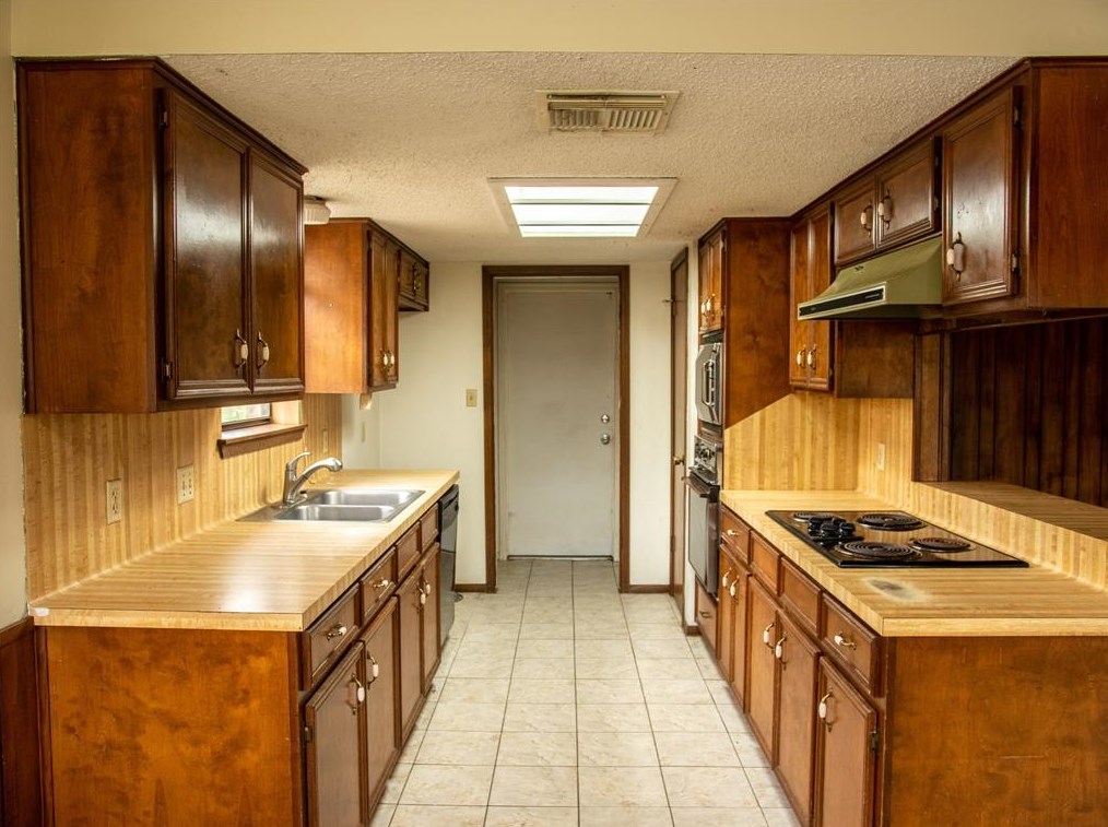 120 Tamarisk Trl, Richwood TX  77566-4102 exterior
