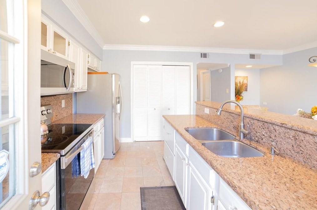 963 Memorial Village Dr, Houston TX  77024-4433 exterior