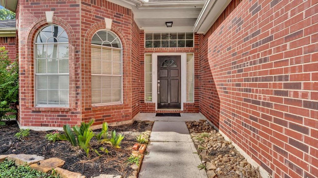 9018 Southleigh Dr, Spring TX  77379-8623 exterior