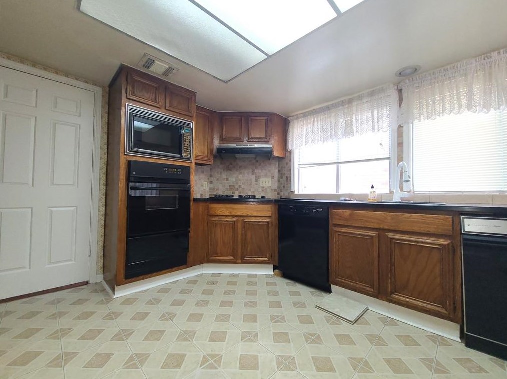 7711 Leafbrook Ln, Spring TX  77379-4052 exterior