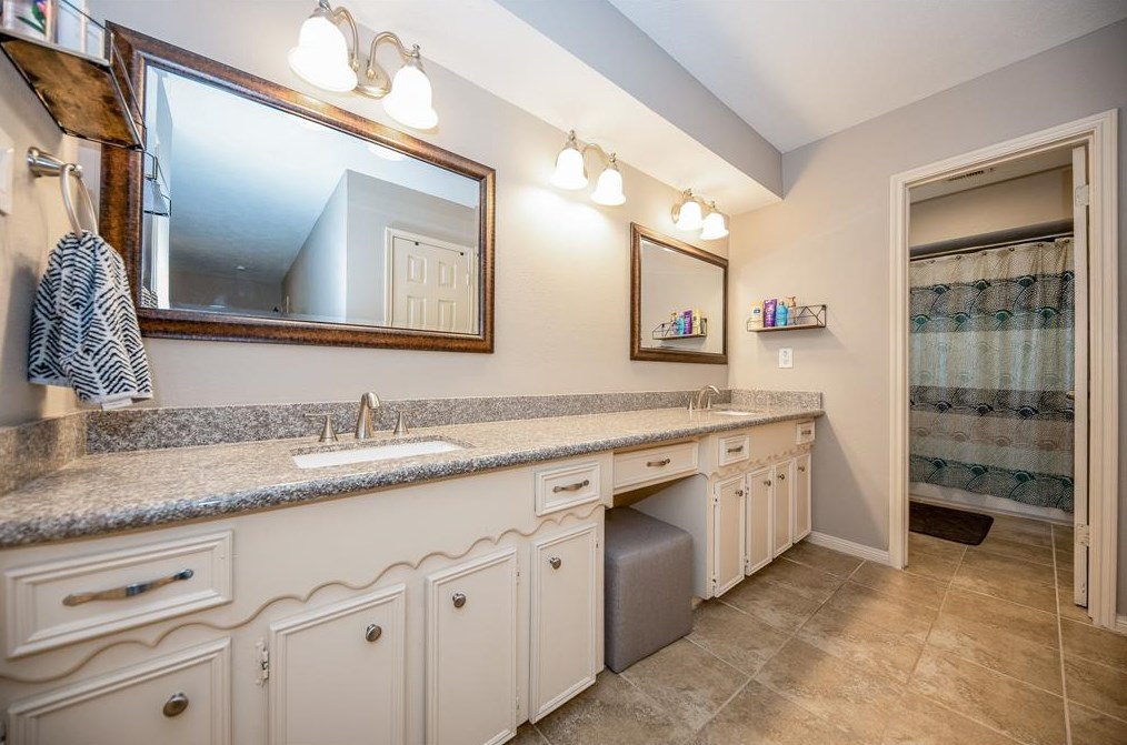 6623 Pebble Bch Dr, Houston TX  77069-2404 exterior