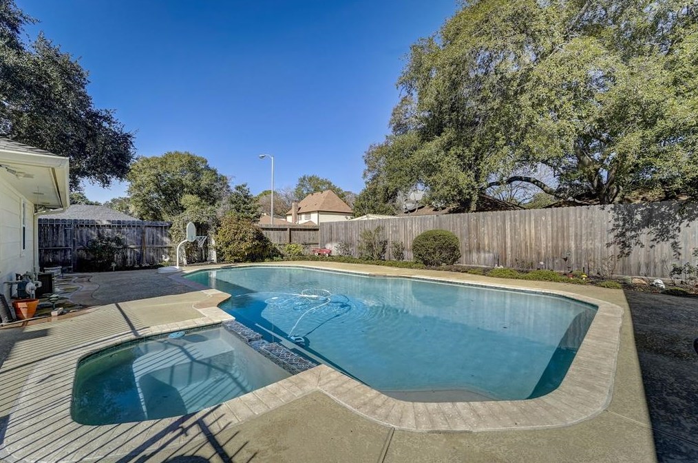 18102 Oakhampton Dr, Houston TX  77084-3261 exterior