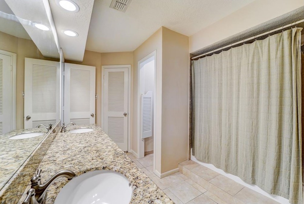 18102 Oakhampton Dr, Houston TX  77084-3261 exterior
