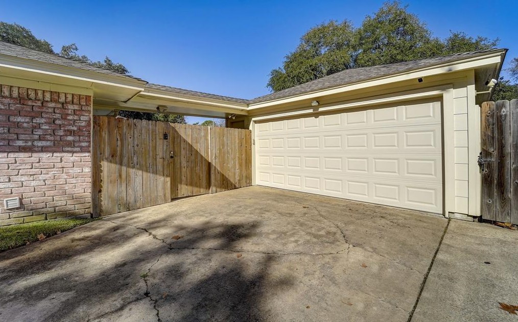18102 Oakhampton Dr, Houston TX  77084-3261 exterior