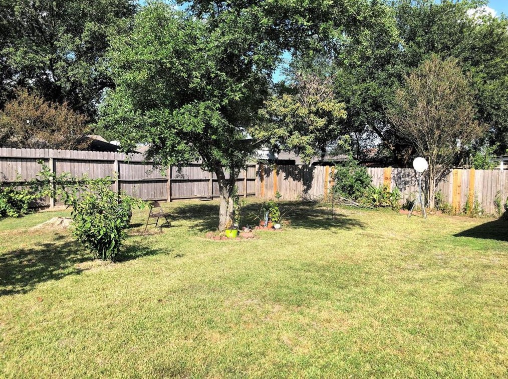 7926 Log Holw Dr, Houston TX  77040-1810 exterior