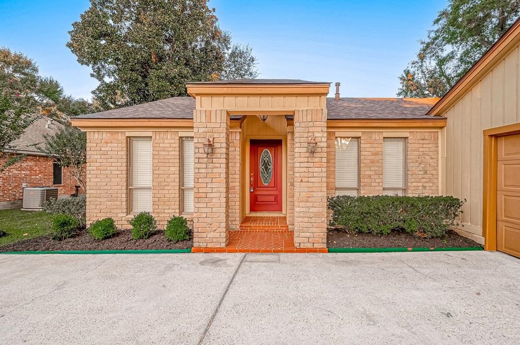 114 Quiet Wind Dr, Montgomery TX 77356-5949 exterior