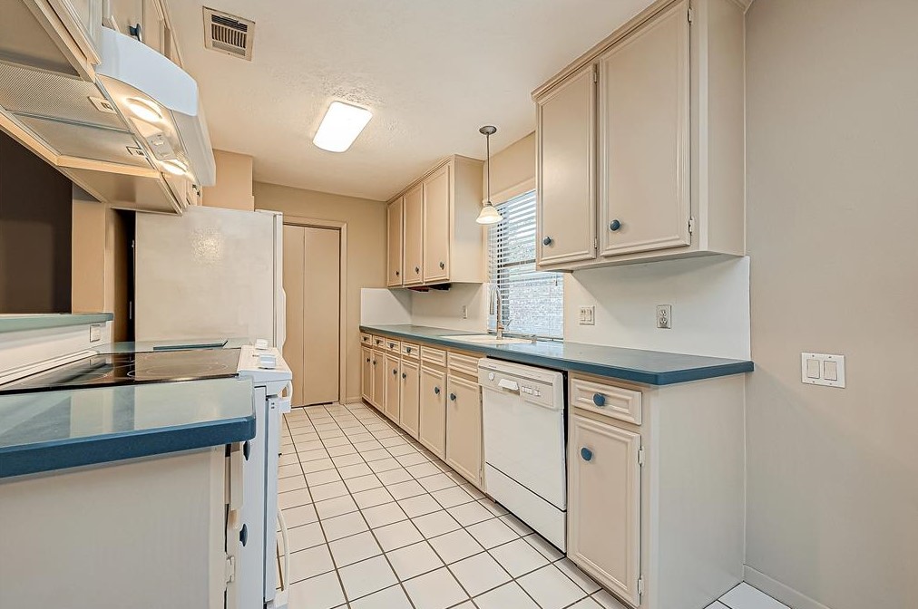 114 Quiet Wind Dr, Montgomery TX 77356-5949 exterior