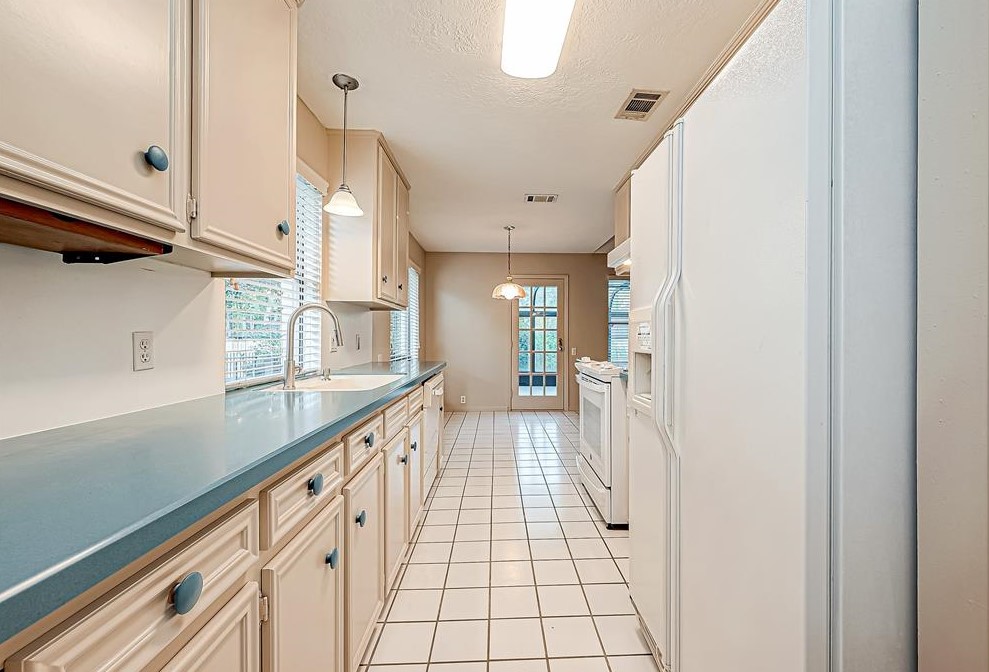 114 Quiet Wind Dr, Montgomery TX 77356-5949 exterior