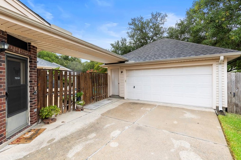 17815 Mossy Rdg Ln, Houston TX  77095-4422 exterior