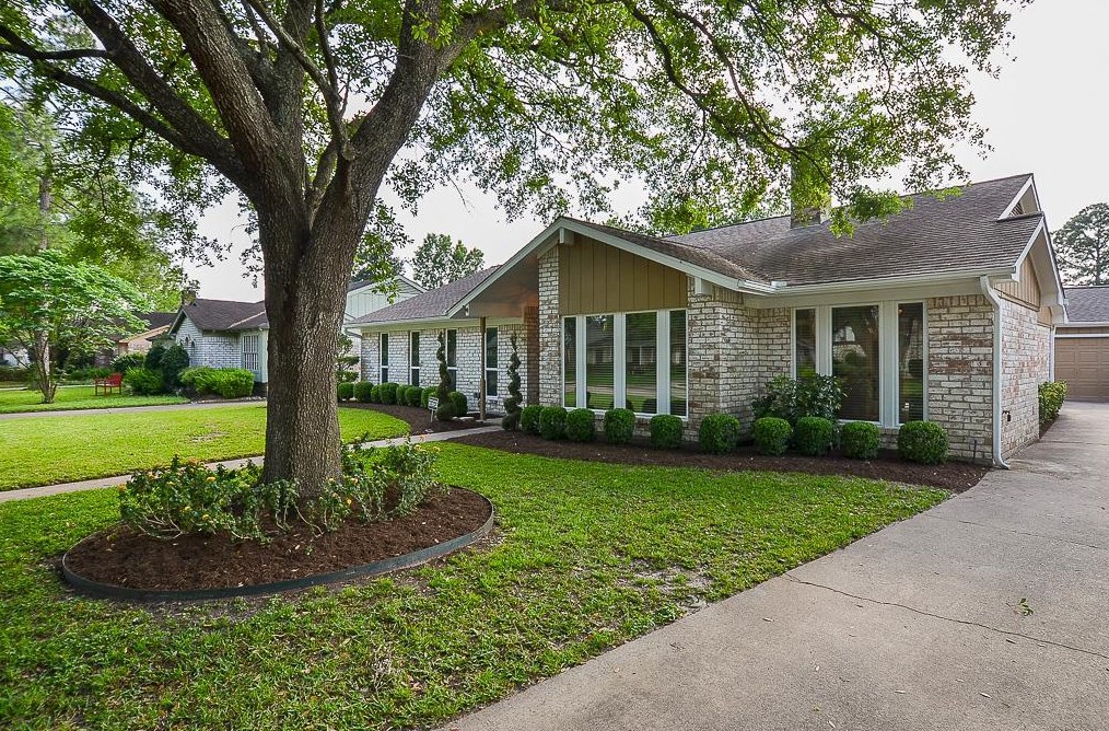 2815 Manila Ln, Houston TX  77043-1712 exterior