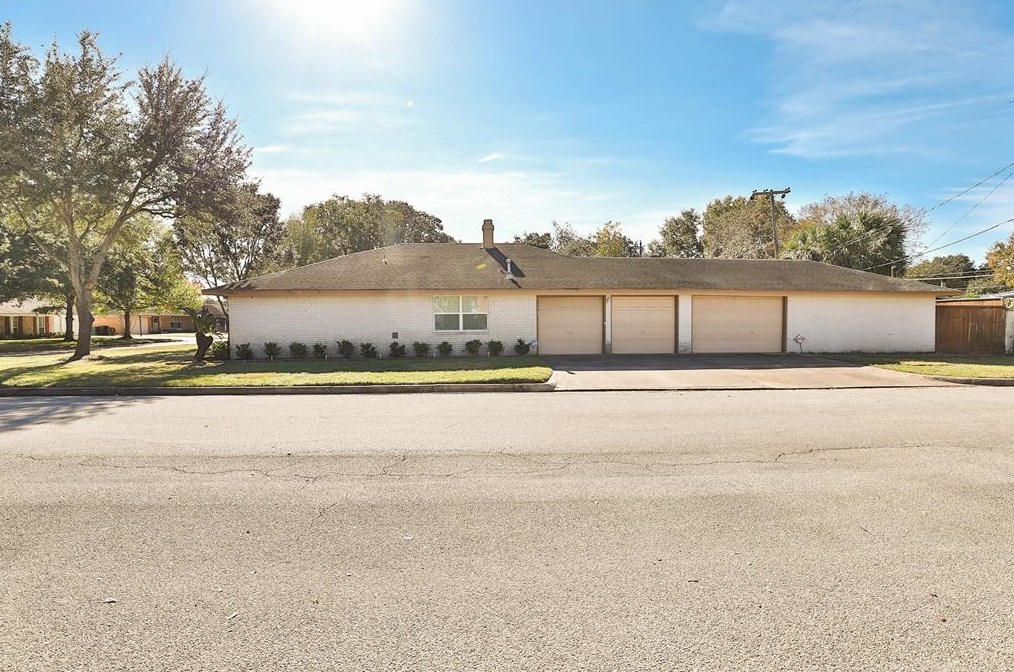 8002 Mullins Dr, Houston TX  77081-7414 exterior