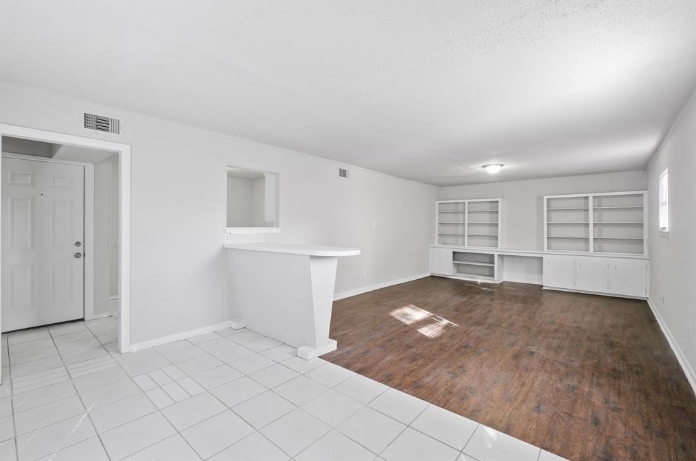6034 Lyndhurst Dr, Houston TX  77033-1316 exterior