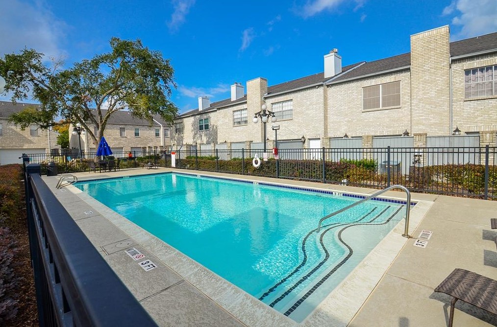 306 Wilcrest Dr, Houston TX  77042-1008 exterior