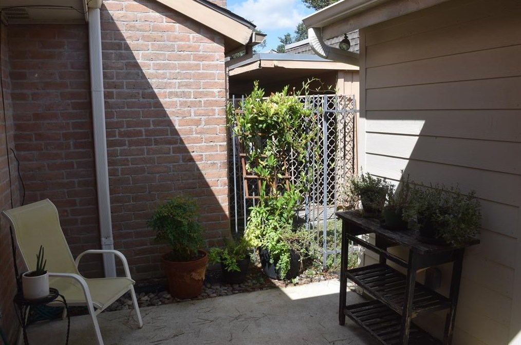 4738 Cashel Cir, Houston TX  77069-3502 exterior