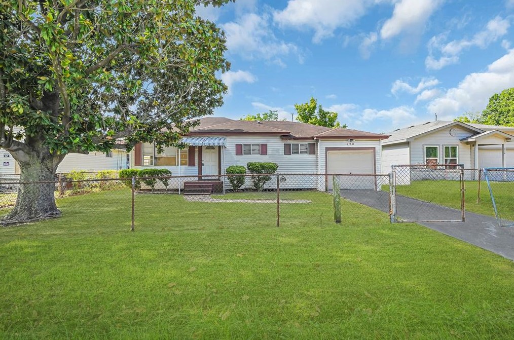 220 Armstrong St, Houston TX  77029-4804 exterior