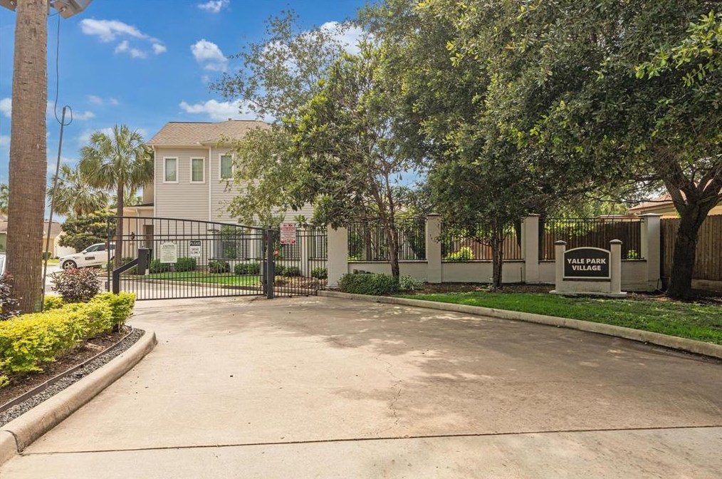 6105 Yale St, Houston TX  77076-3012 exterior