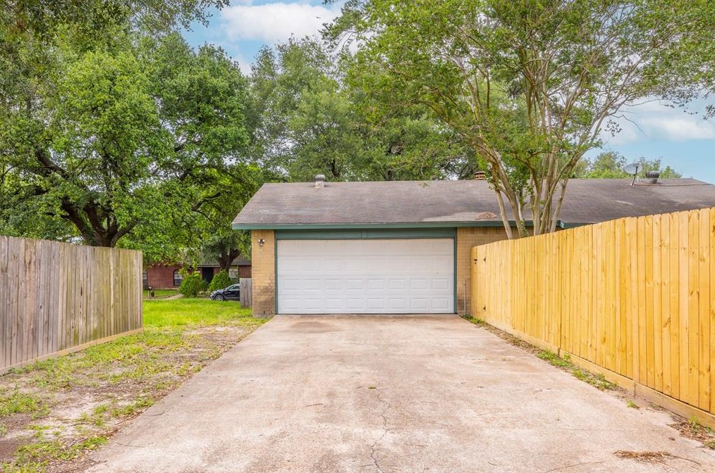 14106 Meyersville Dr, Houston TX  77049-4322 exterior