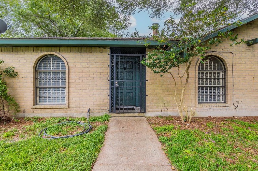 14106 Meyersville Dr, Houston TX  77049-4322 exterior