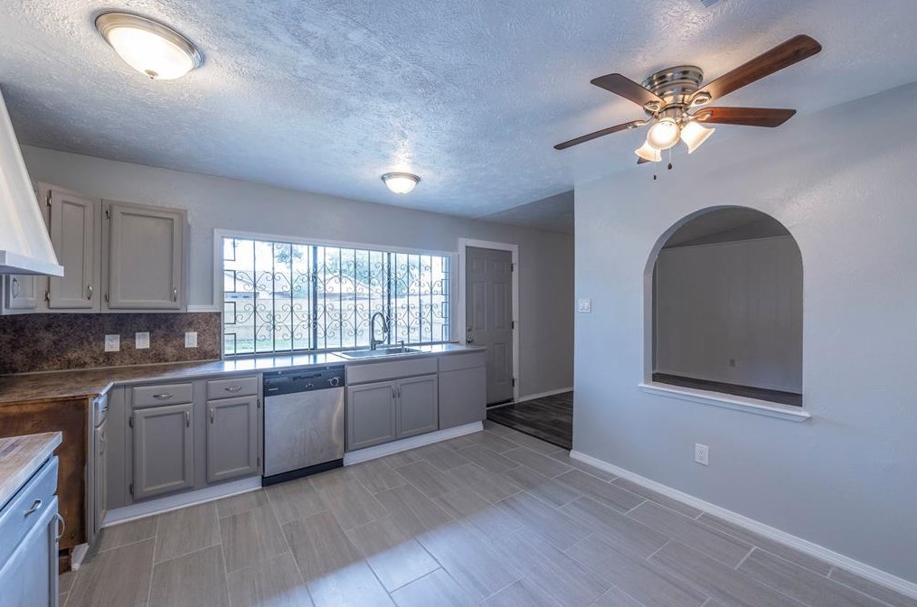 14106 Meyersville Dr, Houston TX  77049-4322 exterior