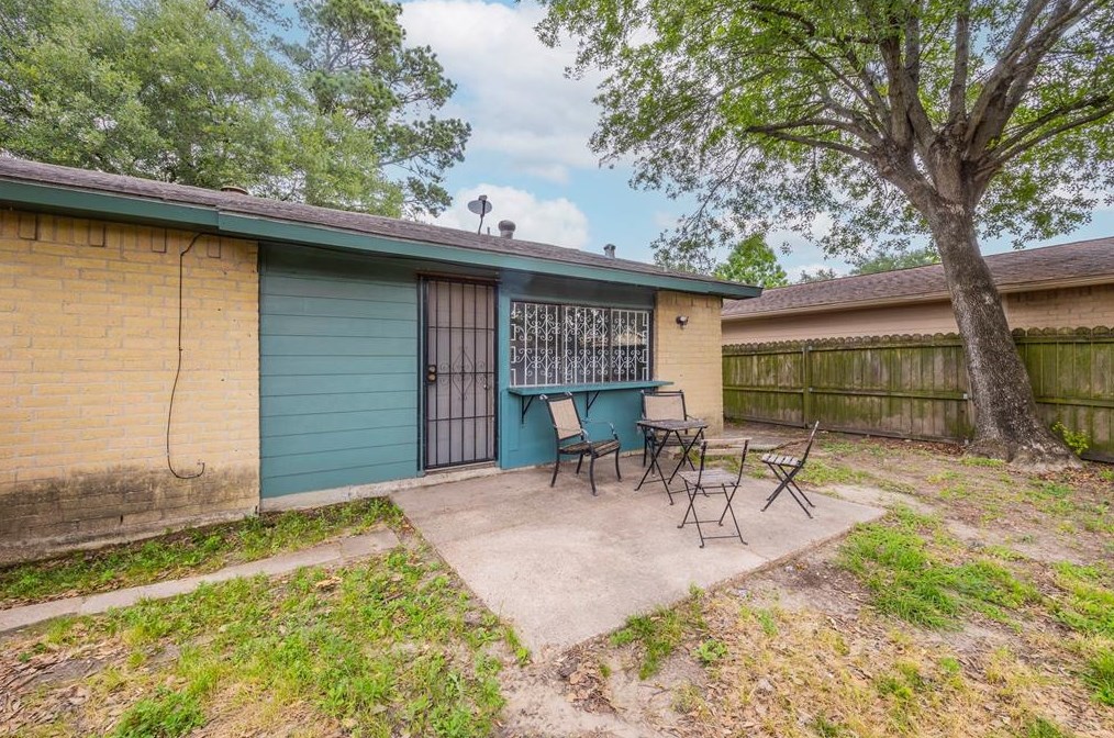 14106 Meyersville Dr, Houston TX  77049-4322 exterior