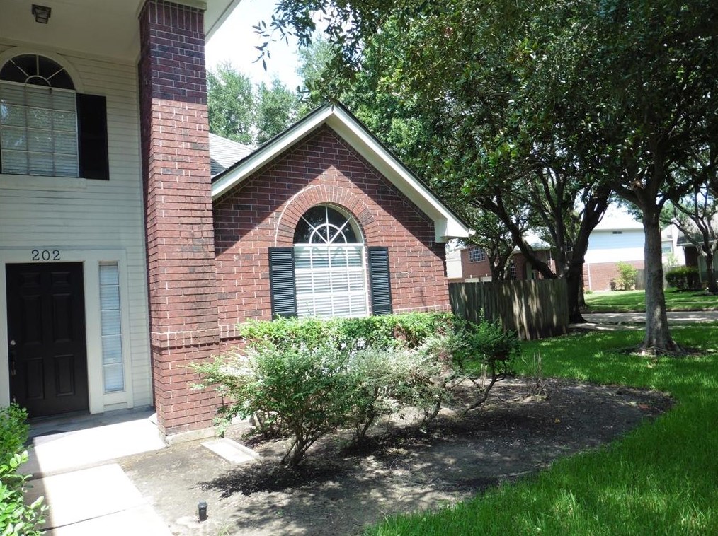 202 Meadows Ct, Sugar Land TX  77479-5130 exterior