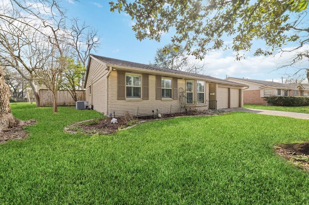 5751 Cartagena St, Houston TX  77035-2509 exterior