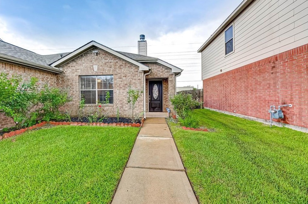 16027 Crooked Arrow Dr, Sugar Land TX  77498-7518 exterior