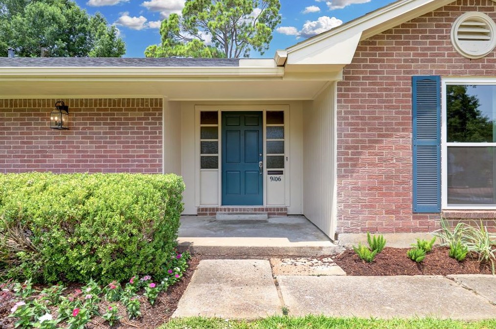 9106 Mullins Dr, Houston TX  77096-2945 exterior