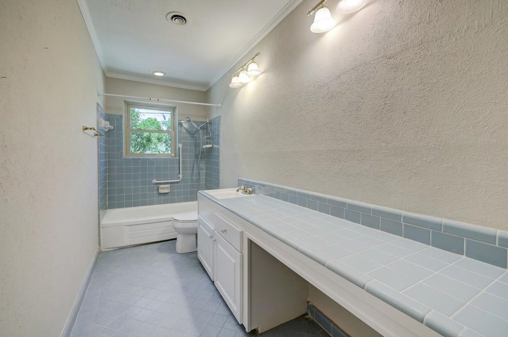 7806 Piping Rock Ln, Houston TX  77042-2728 exterior